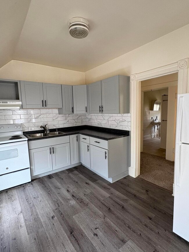 Building Photo - 205 Oak St