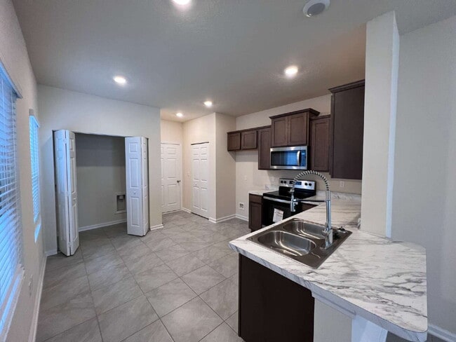Building Photo - Charming 3-Bedroom Townhome for Rent in De...