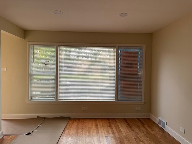 Building Photo - 8905 S Greenwood Ave