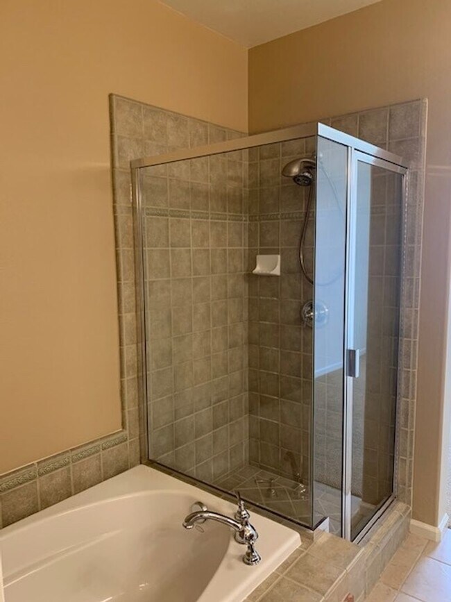 Building Photo - GORGEOUS MODERN 3BR 3BA TOWNHOUSE IN BEAUT...