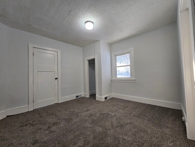 Building Photo - 515 E 11th St