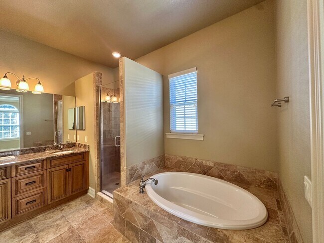 Building Photo - Spacious Haile Plantation Apartment – 3BR/2BA with Over 2,000 Sq. Ft. | Pet Friendly & Prime Loca...