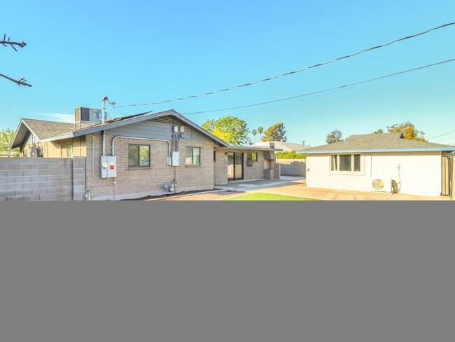 Building Photo - 544 W 17th Pl