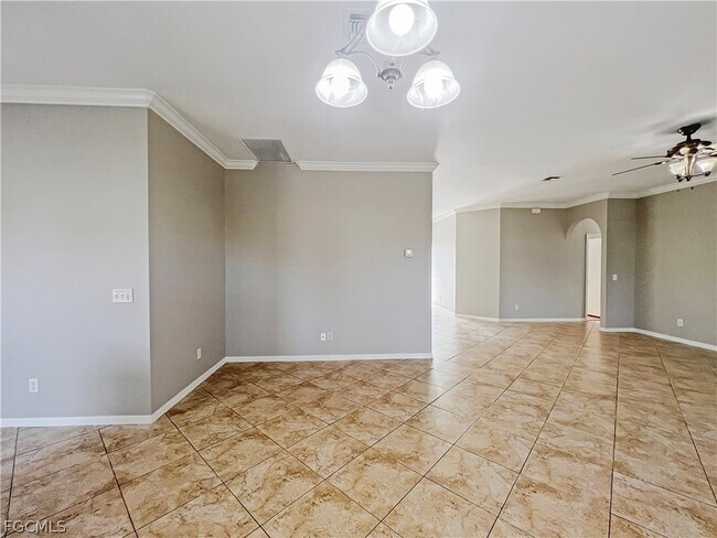 Building Photo - 906 Alfreda Ave