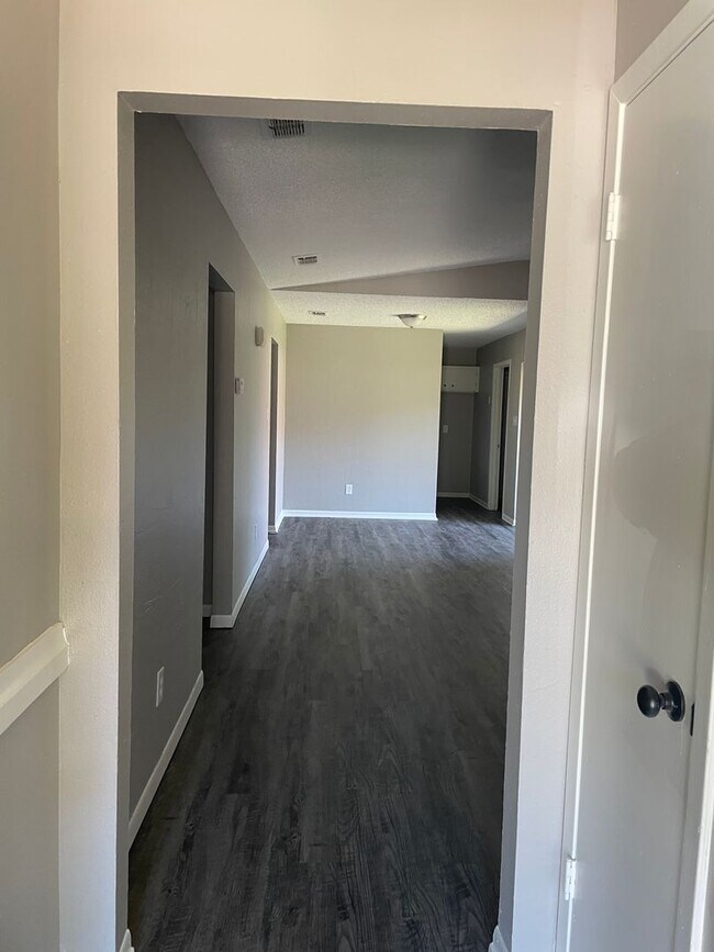 Building Photo - 102 Cherie Ln