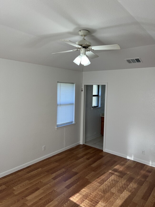 Building Photo - 326 Elm Dr