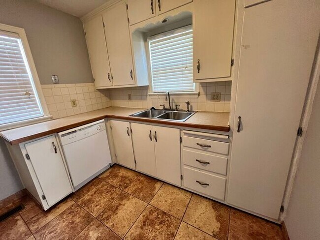 Building Photo - 2 Bed / 1 Bath House Near NKC!