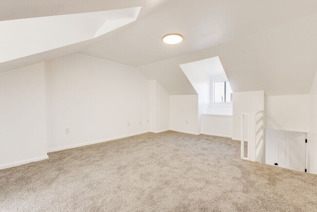 Building Photo - AVAILABLE NOW - Beautiful 3 Bedroom Home w...