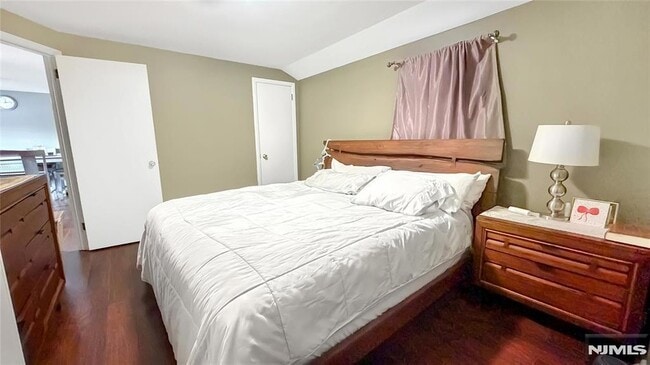 Building Photo - 154 Charlton Ave