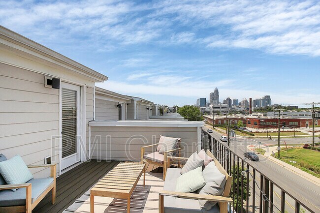Building Photo - 256 Parkwood Ave