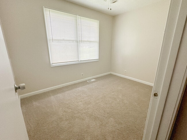 Building Photo - 706 E 15th St