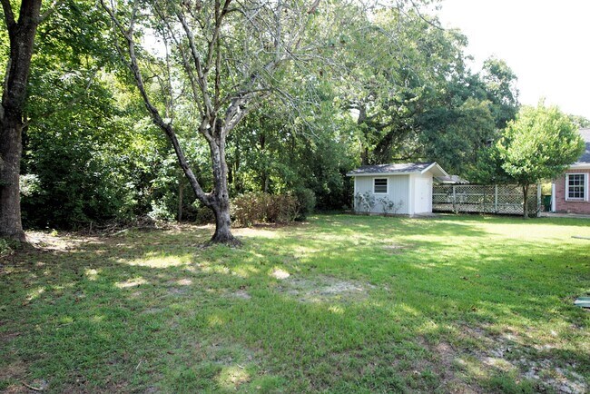 Building Photo - 211 Brian Cir
