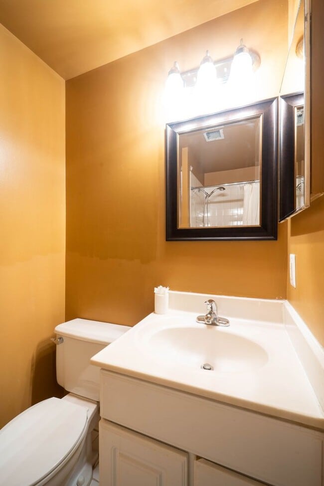 Building Photo - Great 3 BD 3.5 BA Townhome in a great location!