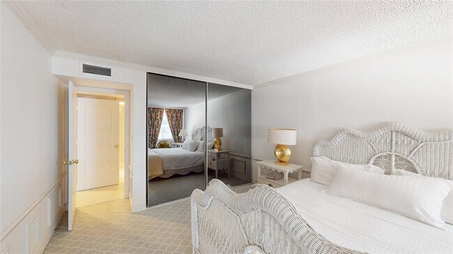 Building Photo - 1149 Hillsboro Mile