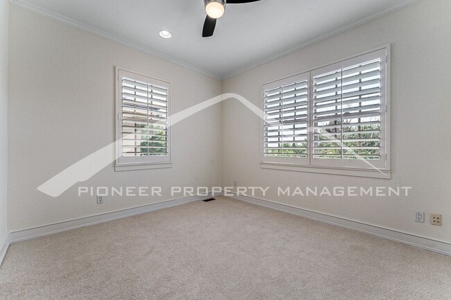Building Photo - Gorgeous Home with Central AC and Washer/Dryer