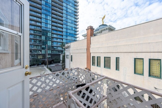 Building Photo - Spacious 1 Bed 1 Bath with Balboa Park Views