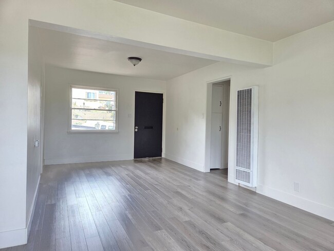 Building Photo - Move-In Ready 2-Bedroom Escondido Charmer!