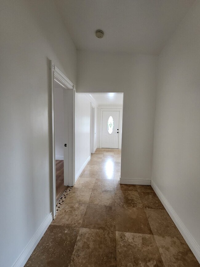 Building Photo - 1208 Lincoln Avenue