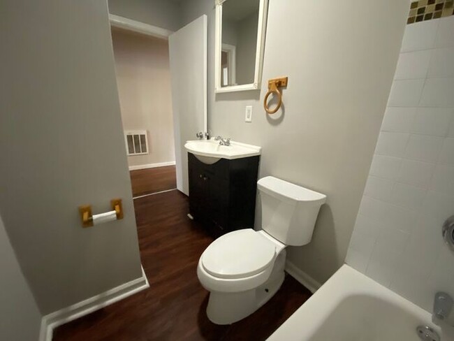 Building Photo - 3 Bedroom Apartment in South Nashville!