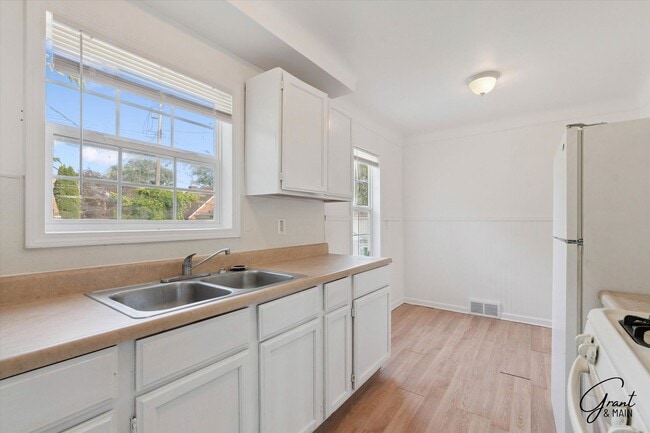 Building Photo - $1350 3 bedroom bungalow Eastpointe