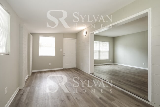 Building Photo - Feel welcome in this well-maintained 4BR 2...