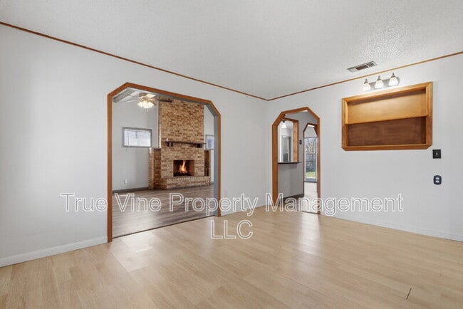 Building Photo - 3827 Devon Ave