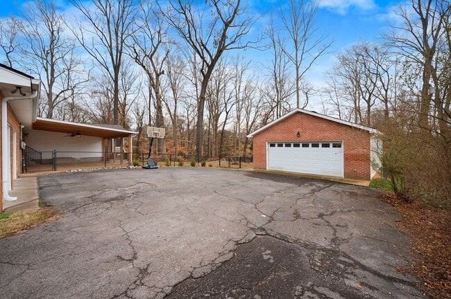 Building Photo - Spacious 4BR (or 3BR + Bonus) with 2 Living Rooms, Screened Porch & 4-Car Garage