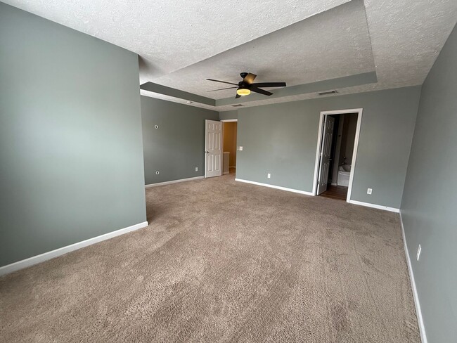 Building Photo - 8109 Valley Oak Dr