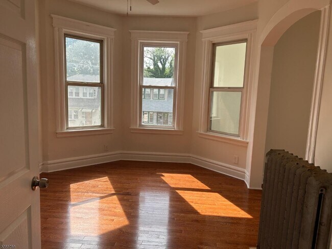 Building Photo - 374 Halsted St