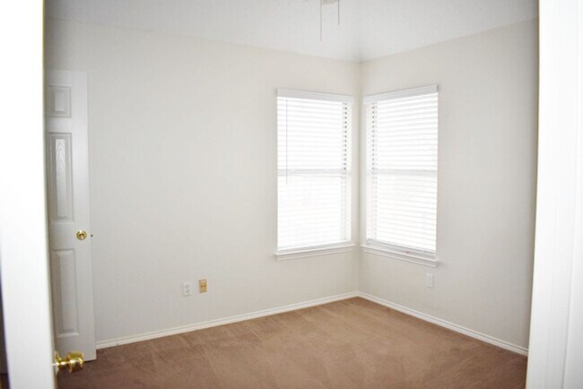 Building Photo - Lovely 3-2-2 in Ft. Worth in Desirable Loc...