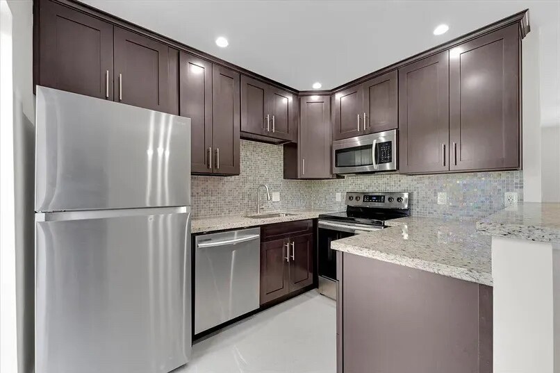 Building Photo - 8 NE 14th Ave