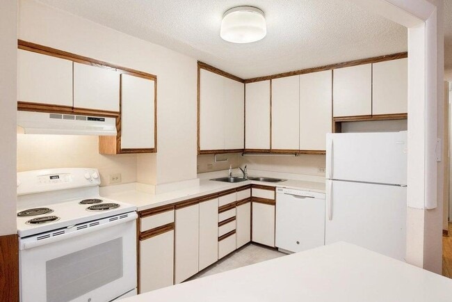 Building Photo - 1919 N Summit Ave