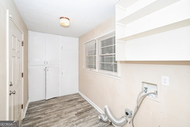 Building Photo - 6236 Queens Rd