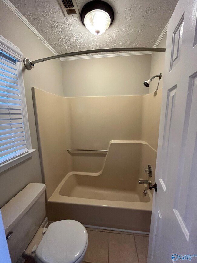 Building Photo - 2006 Lancaster Ave SW