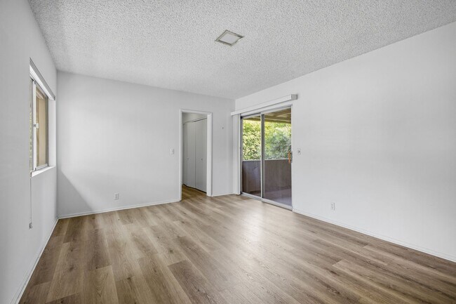 Building Photo - Bright & Spacious 2 Bed / 2 Bath Across from Caltech