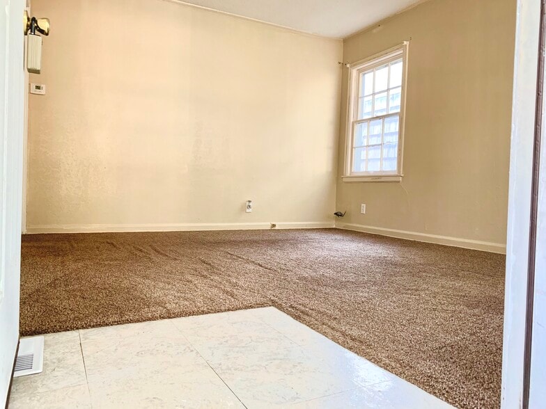 Living room - 909 Cheyenne St