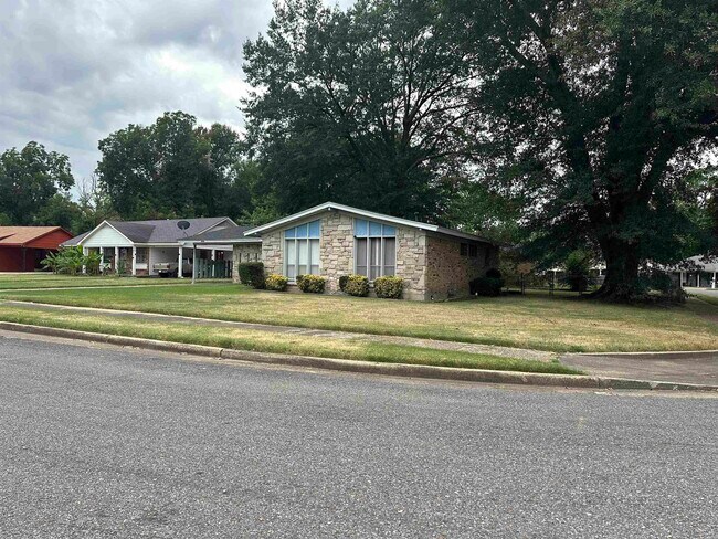 Building Photo - 2869 Knightway Cove