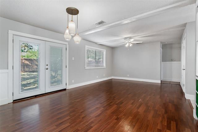 Building Photo - 2121 Travis Dr