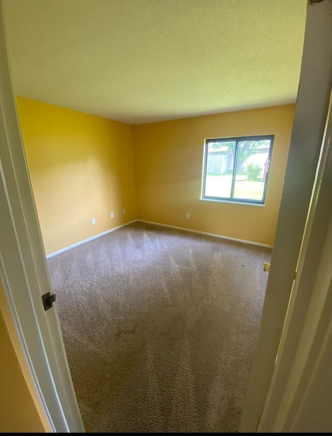 Building Photo - New Listing! 2 bedroom 1 bath apartment