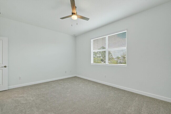 Building Photo - 305 SE Crossoak Ln