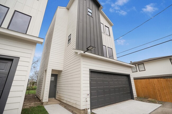 Building Photo - 2419 Rosewood St