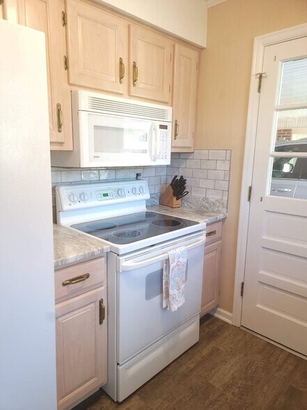 Building Photo - 3049 Parham Dr