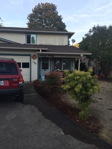 Building Photo - Spacious townhome
