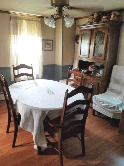 Building Photo - 270 Bates St