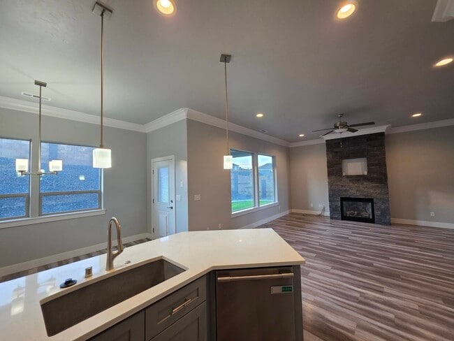 Building Photo - 584 Thebes St