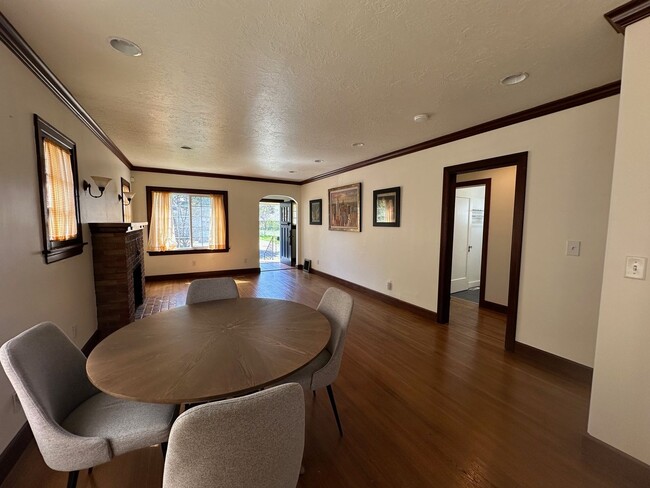 Building Photo - Stunning 3-Bedroom Craftsman Home in Kendall Yards