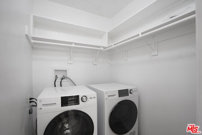 Building Photo - 425 S Kenmore Ave