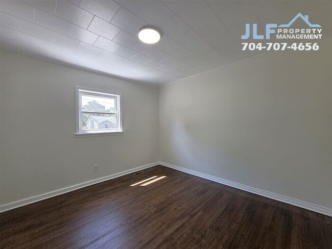 Building Photo - Fully Renovated 3 Bed/1 Bath Cottage in Wo...