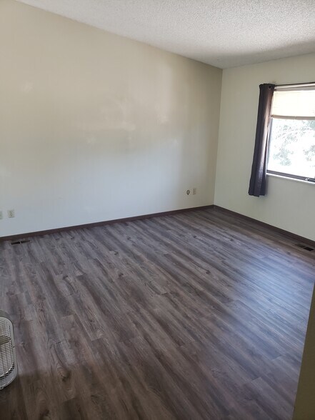 Building Photo - 2120 Heathercrest Dr