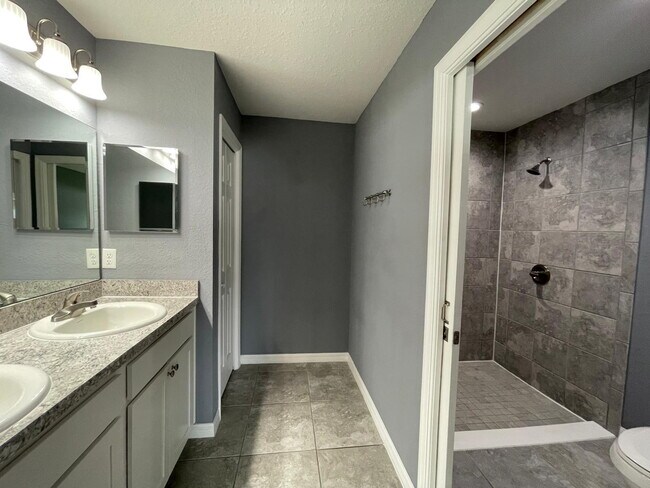 Building Photo - **Beautiful 3 Bd 2 Bath!! AVAILABLE AFTER JUNE 15TH**